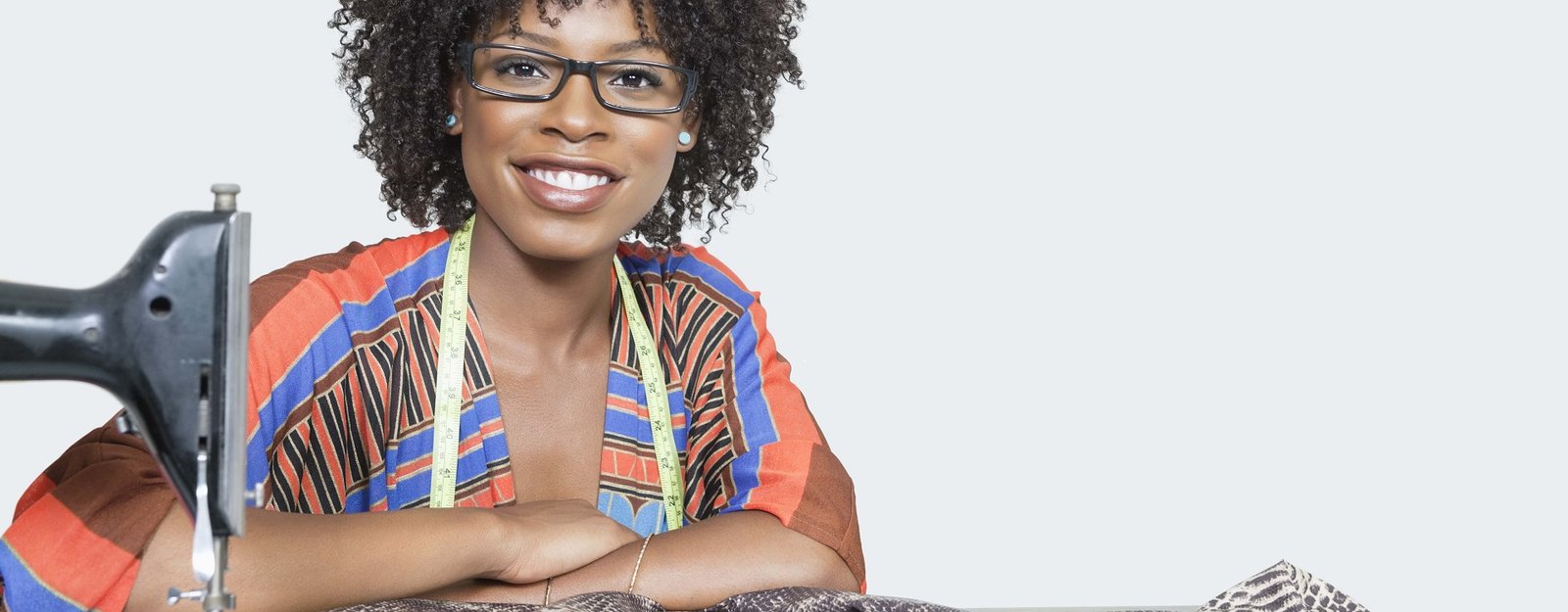 costureira negra sorrindo