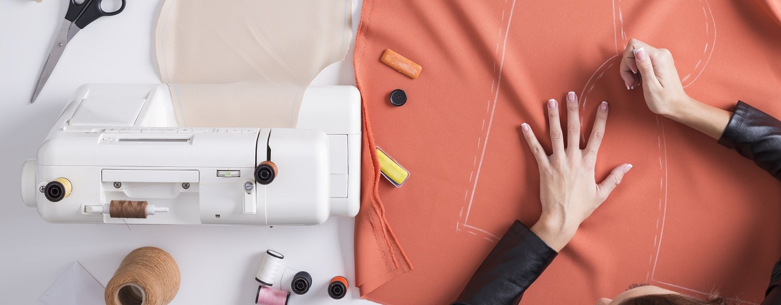 pessoa costurando com maquina de costura